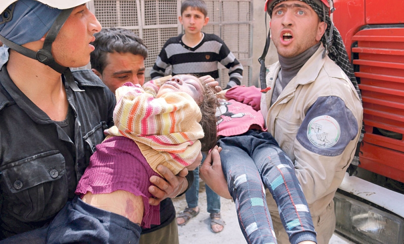 الدفاع المدني ينتشل جثتي طفلتين قضتا ببرميل متفجر ألقته طائرات الاسد على حلب