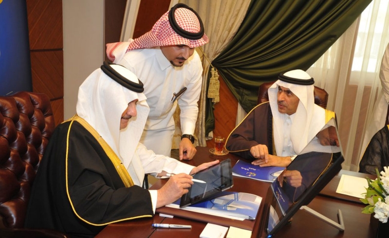 أمير المنطقة الشرقية يُدشن مشروع التوقيع الإلكتروني للمعاملات بإمارة الدمام