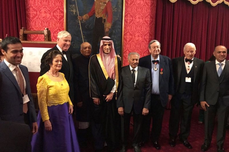 صاحب الجائزة وعدد من اللوردات في تكريم الشيخ عبد اللطيف (اليوم)
