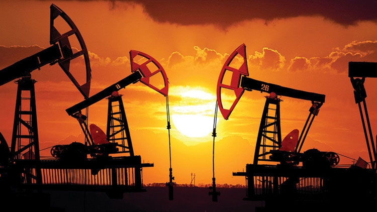 النفط يسجل أعلى مستوياته في عامين بعد تفجير خط أنابيب ليبي
