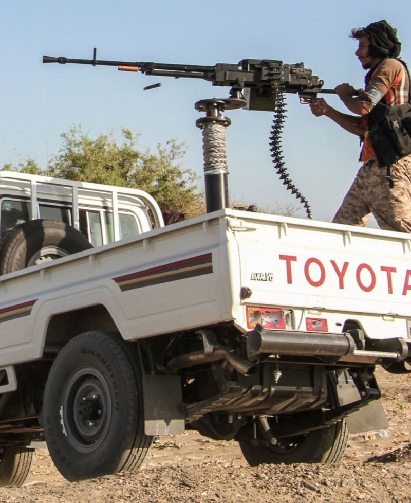 جندي يمني ممسكا بسلاحه في حالة تأهب أعلى شاحنة غرب المخا (أ ف ب)