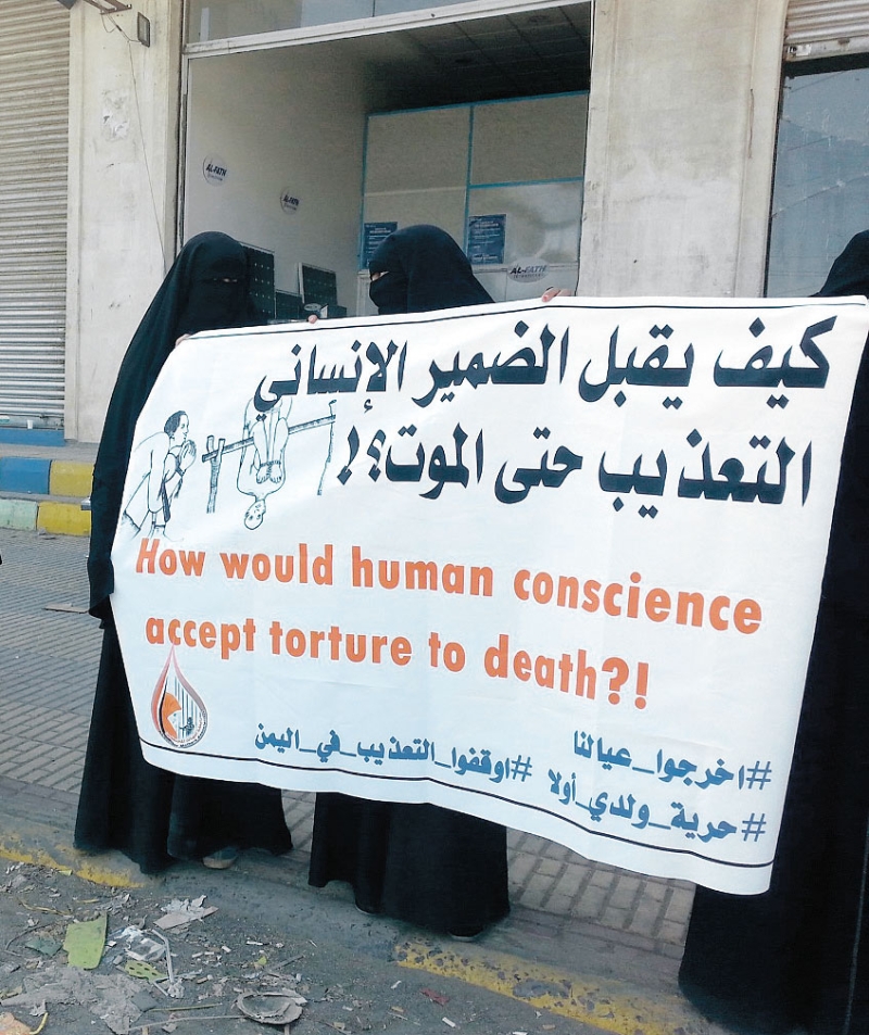 أمهات المعتقلين أثناء زيارة رئيس لجنة الصليب الأحمر لصنعاء (اليوم)