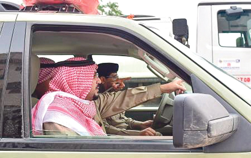 الأمير فيصل بن مشعل يقف ميدانيا على أضرار السيول في القصيم