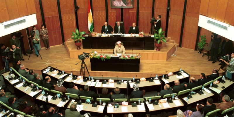 مسعود بارزاني يخاطب جلسة سابقة لبرلمان كردستان (جيتي)