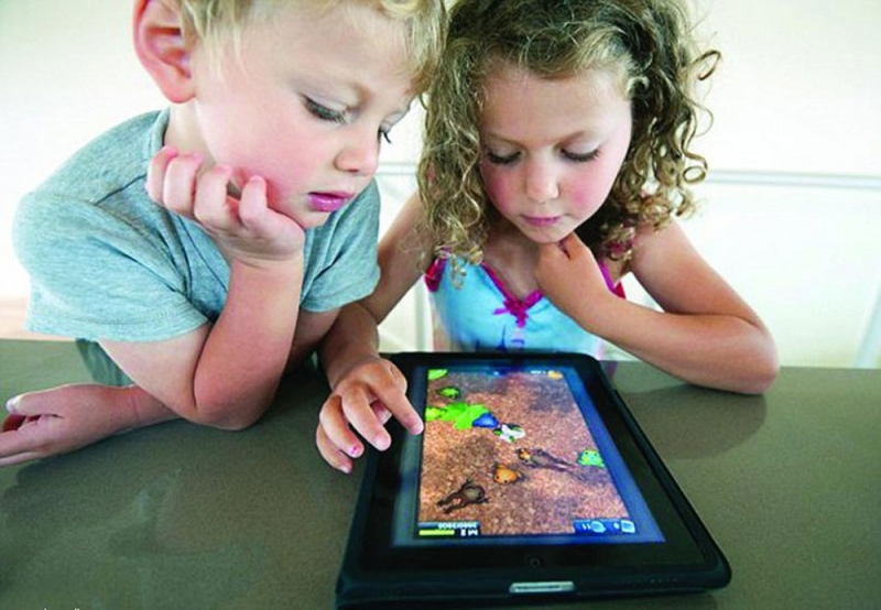 دراسة: إكثار الأطفال من استخدام الأجهزة الرقمية يقلل إمكانية انجازهم للواجبات المدرسية