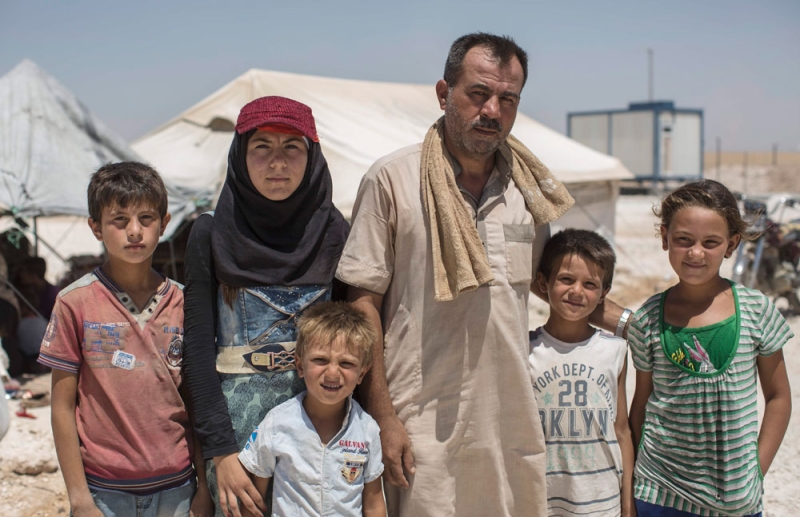 لاجئون سوريون في مخيم عين عيسى لإيواء نازحي الرقة (أ.ف.ب)