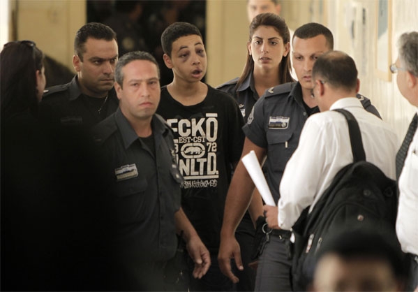 الفتى طارق أبو خضير المنكل وسط شرطة الاحتلال في القدس (رويترز)