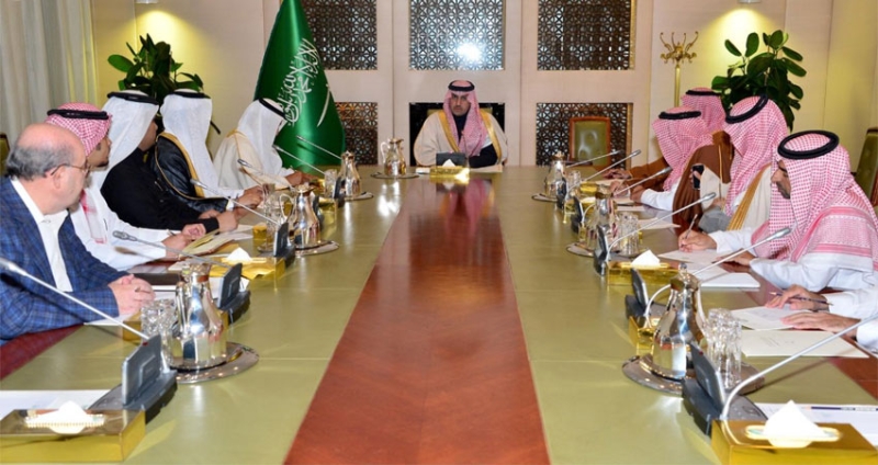 أمير منطقة الرياض يجتمع بعددٍ من المسؤولين لمناقشة مشروع التأهيل البيئي لوادي السلي