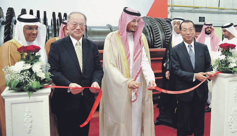 الامير احمد بن فهد خلال افتتاحه منشأة الصيانة الجديدة لشركة ميتسوبيشي