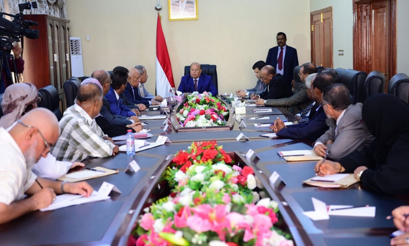 الرئيس هادي خلال لقائه في عدن السلطات القضائية والنيابية بالإقليم 