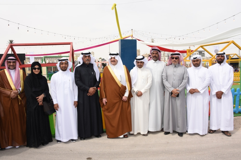 الأمير سعود بن نايف يتوسط عددًا من المشاركين في الفعالية (تصوير: أمجد أفضل)
