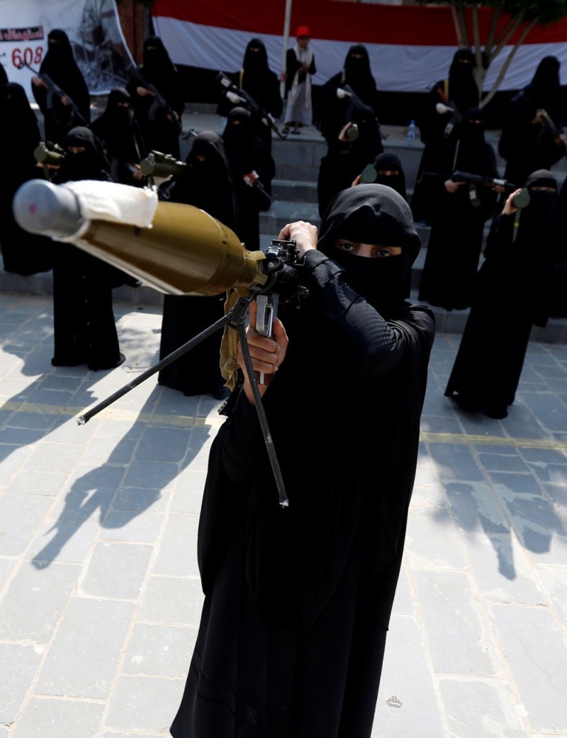فتيات يمنيات غررت بهن الميليشيات وجندتهن لحمل السلاح (رويترز)