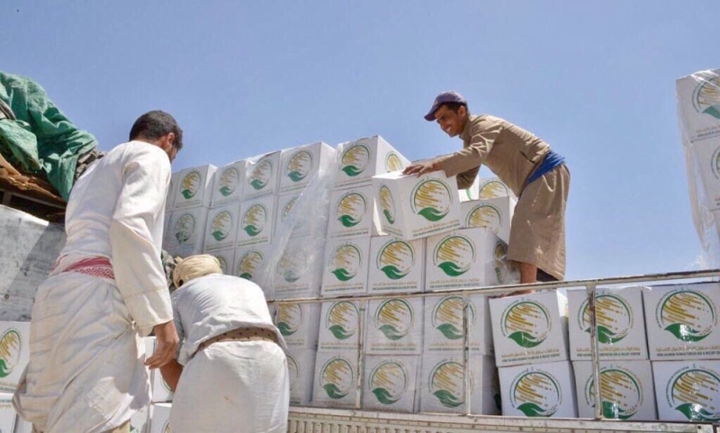 مركز الملك سلمان للإغاثة يبدأ توزيع 30 ألف سلة غذائية للأسر الأكثر احتياجاً في جميع مديريات محافظة الحديدة