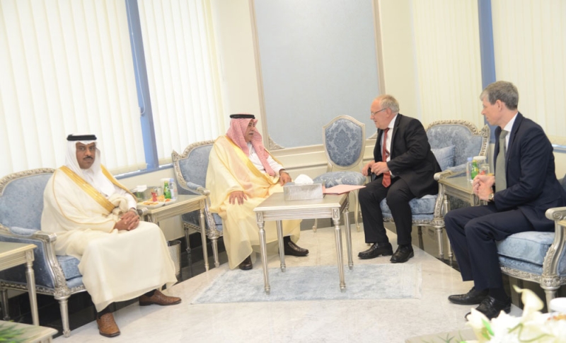 القصبي وشنايدر يتحدثان قبل عقد اللقاء السعودي السويسري (تصوير : صالح قباص)
