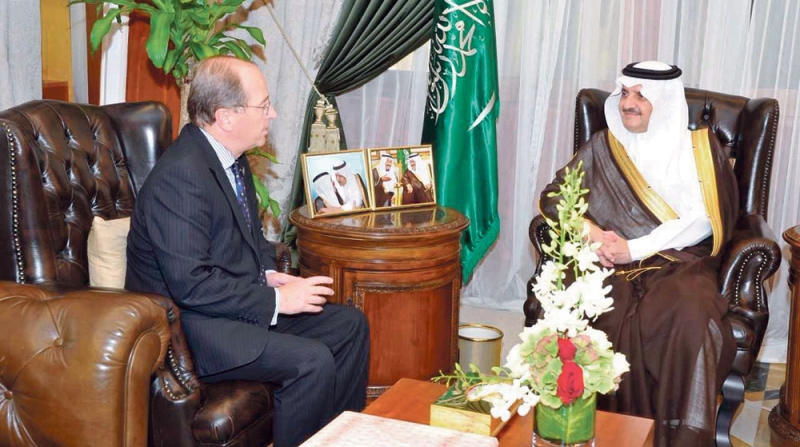 الأمير سعود بن نايف مستقبلا السفير النيوزيلندي أمس (اليوم)