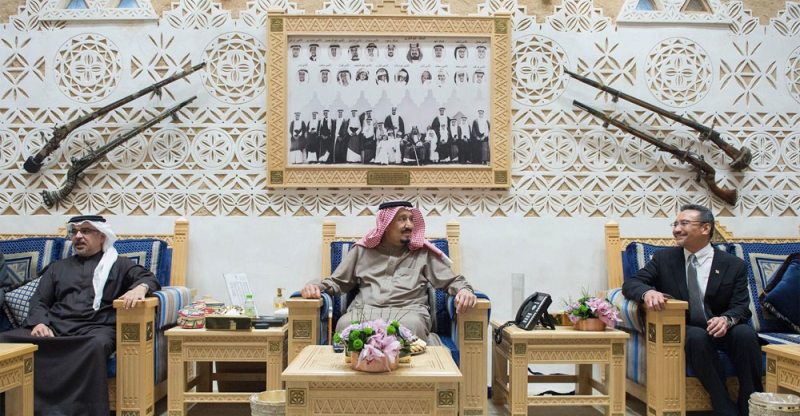 خادم الحرمين الشريفين خلال استقباله ولي عهد البحرين ووزير الدفاع الماليزي ( واس)