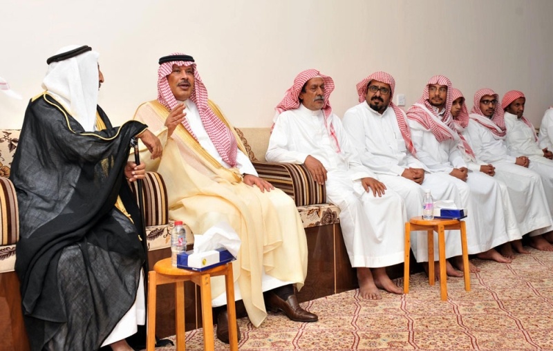 الأمير مشاري بن سعود خلال تقديم التعازي لأسرة شهيد الواجب 