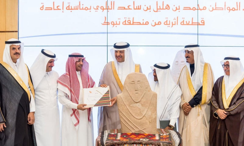 الأمير سلطان بن سلمان يتسلم قطعة أثرية من مواطن يعود تاريخها إلى 6 آلاف سنة