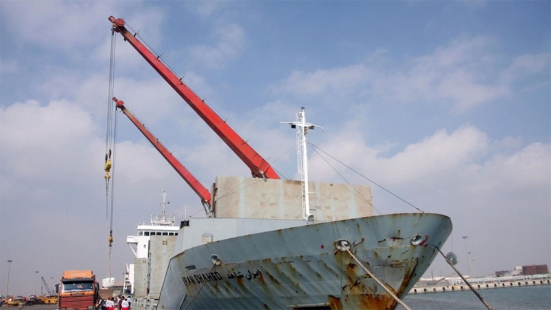 سفينة المساعدات الإيرانية تفرغ حمولتها في جيبوتي قبل نقلها الى اليمن
