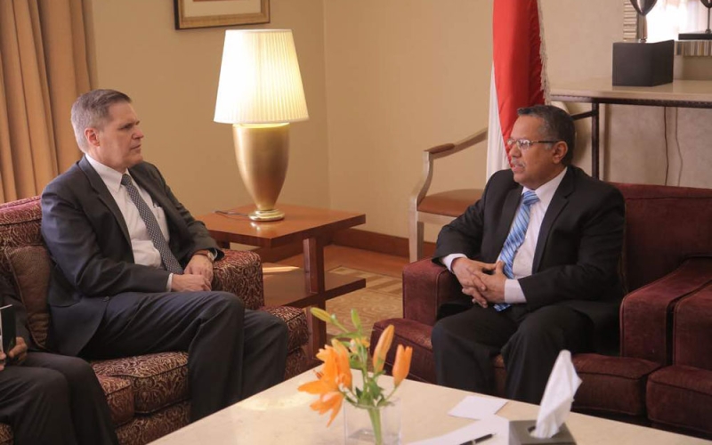 رئيس الحكومة اليمنية يناقش مع السفير الأمريكي لدى اليمن التطورات الأخيرة في صنعاء