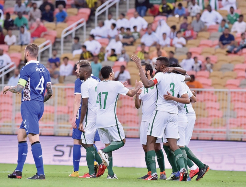 فرحة لاعبي الأخضر بالفوز على مولدوفا (المنتخب السعودي) 
