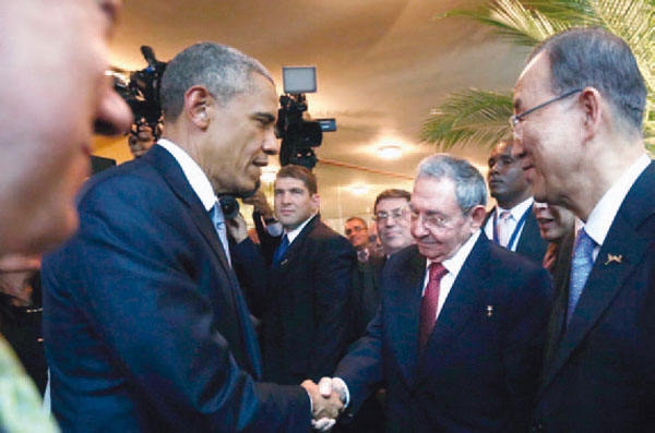  الرئيس الأمريكي يصافح نظيره الكوبي