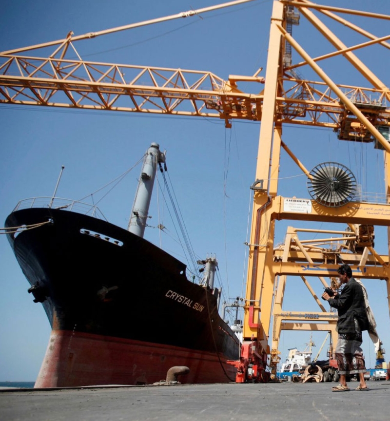  الحكومة الشرعية تعمل على استعادة ميناء الحديدة (رويترز) 