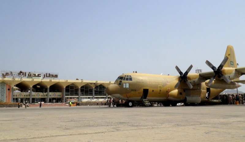 الطائرة العسكرية السعودية هبطت في مطار عدن بعد افتتاحه أمس