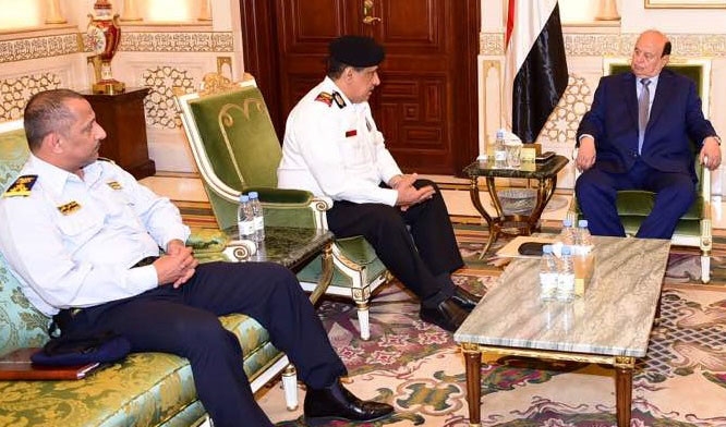 الرئيس اليمني هادي خلال لقائه بقائدي القوات البحرية وقوات خفر السواحل (سبأ)