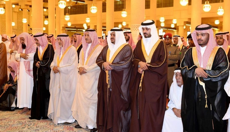 أمير الرياض بالنيابة يؤدي صلاة الميت على الأمير سلمان بن سعد بن عبدالله - رحمه الله -
