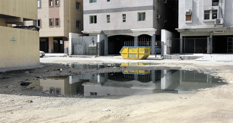 مياه الصرف الصحي بين منازل الحي (تصوير: مرتضى بوخمسين)