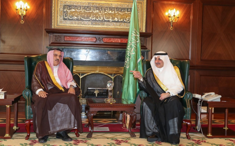 الأمير فهد بن سلطان في حديث وبجانبه خليل الزياني (اليوم)