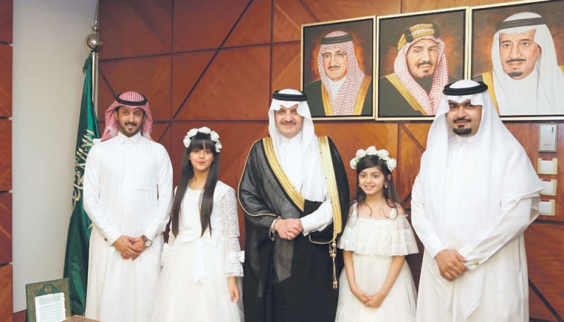 الأمير سعود بن نايف يتوسط «أريام وحصة» ووالد وشقيق الطفلتين 