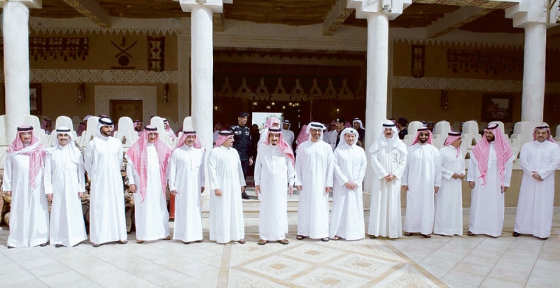 الملك وإخوانه المسئولين بدول الخليج أمس في قصر العوجا بالدرعية