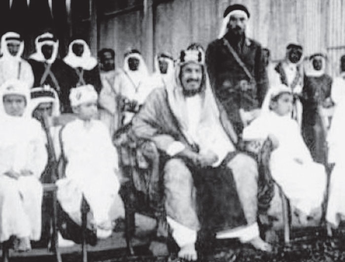  الملك عبدالعزيز وعدد من أنجاله خلال استعراضات للطيران في الطائف
