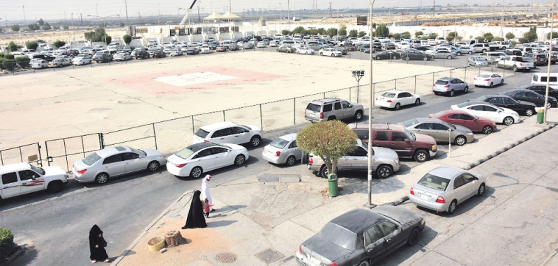 تكدس لافت للسيارات في المنطقة المحيطة بالمستشفى (تصوير: طارق الشمر)