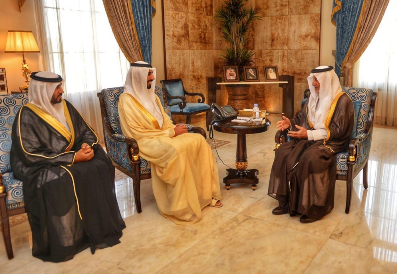  الأمير خالد الفيصل خلال استقباله السفير آل نهيان (واس)