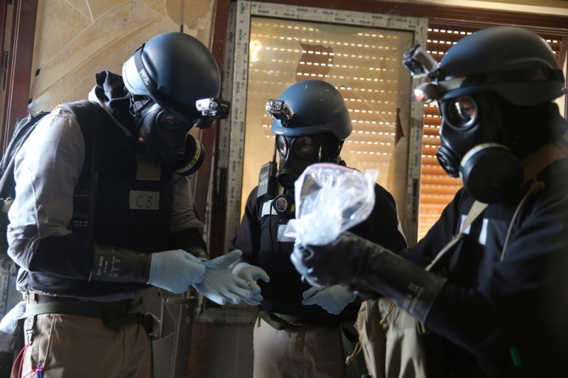 خبراء الأسلحة الكيميائية بالأمم المتحدة في زيارة سابقة لأحد المواقع في سوريا (رويترز) 