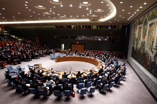 أعضاء مجلس الأمن خلال عملية التصويت (رويترز) 