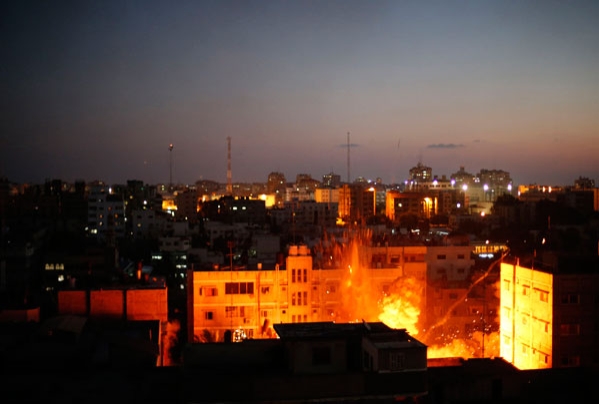 إحدى الغارات الليلية على قطاع غزة اليوم (رويترز) 