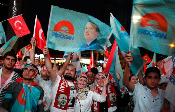 أنصار أردوغان يحتفلون عقب النتائج الأولية التي أعلنت فوز مرشحهم (رويترز) 