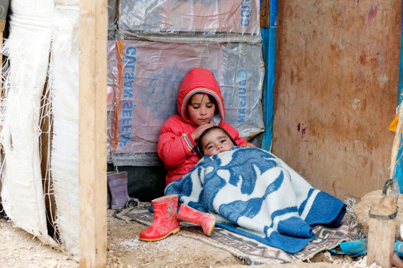 طفلين سوريين في مخيم للاجئين في لبنان (رويترز) 