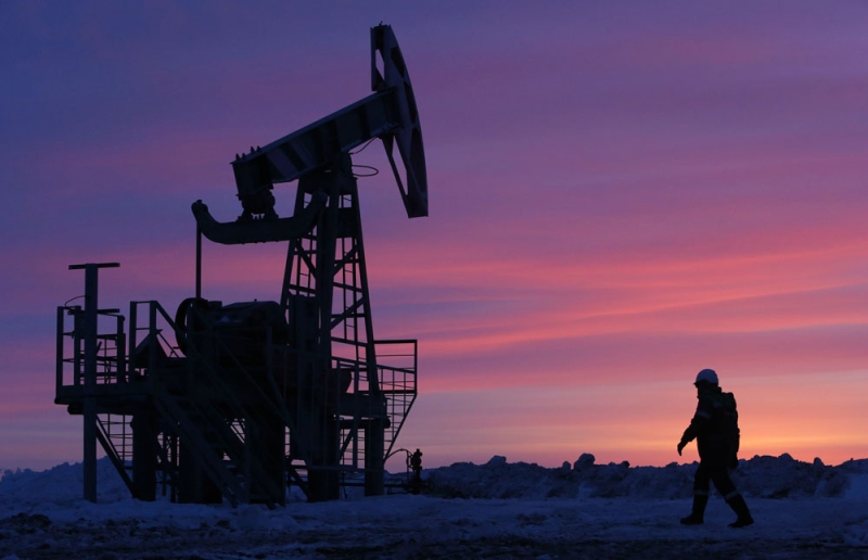 النفط يرتفع بفعل هبوط المخزونات الأمريكية
