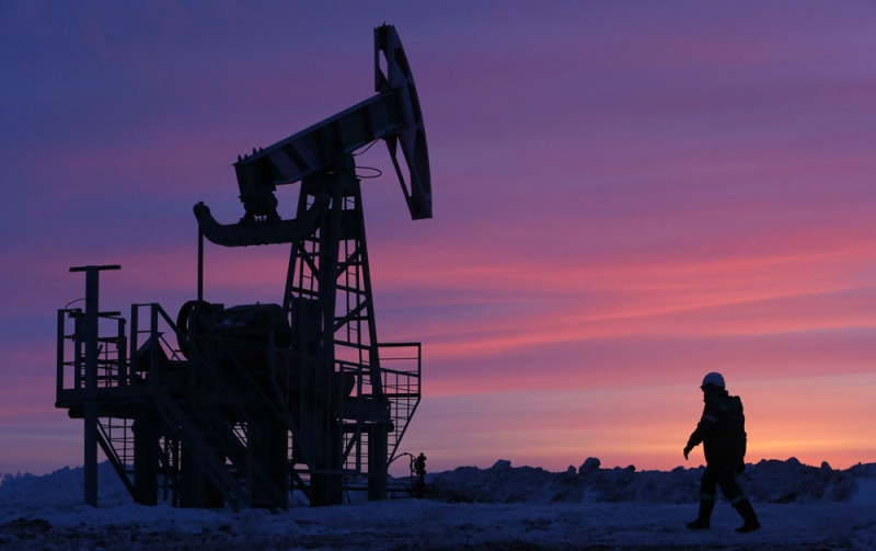 النفط يهبط بفعل قرار أوبك وتراجع الطلب الصيني