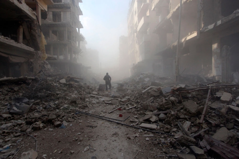 دمار في دومة جراء قصف قوات الأسد (رويترز-أرشيف)