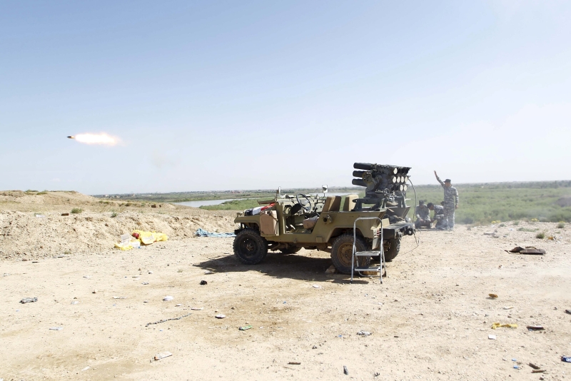 قوات عراقية تقصف مواقع لداعش في تكريت (رويترز) 