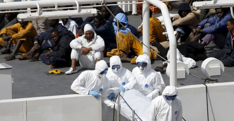 سفينة مالطية تحمل مهاجرين غير شرعيين تم انقاذهم (رويترز) 