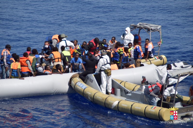 البحرية الإيطالية تنقذ 2700 لاجئ على متن قوارب في البحر المتوسط
