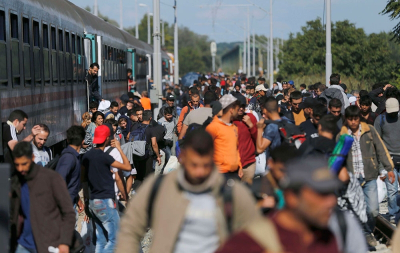 مهاجرين في إحدى محطات القطار في كرواتيا (رويترز) 
