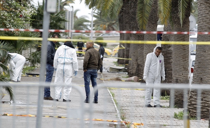 محققون تونسيون في موقع الهجوم